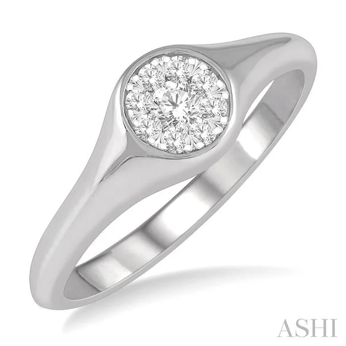 Glamorous rings perfect for dazzling evening finger wear -ROUND SHAPE LOVEBRIGHT ESSENTIAL DIAMOND SIGNET RING