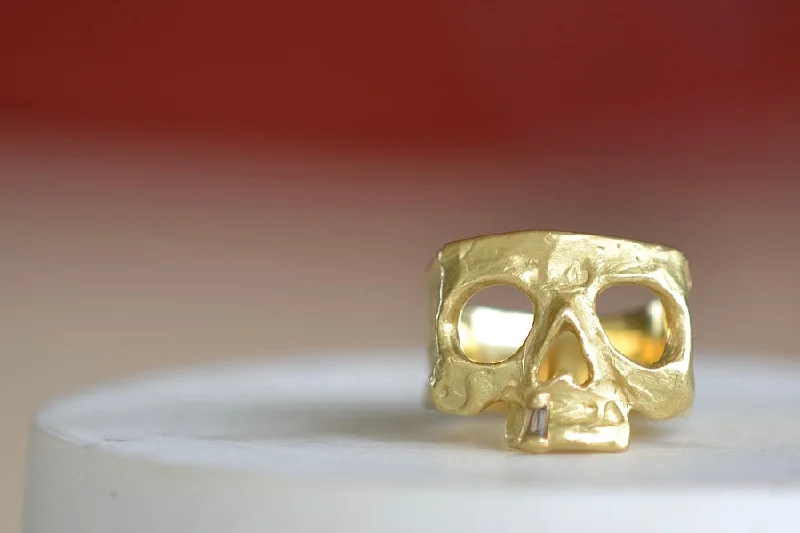 Glamorous rings perfect for dazzling evening finger wear -Snaggletooth Skull Ring